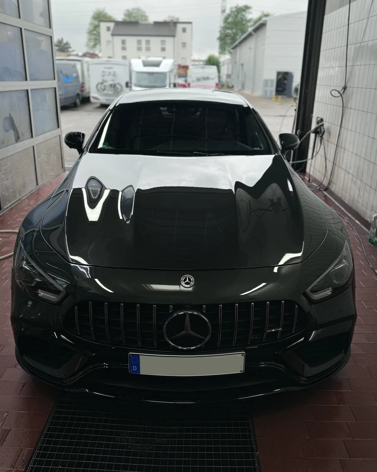 Front des Mercedes-AMG GT nach Lackpolitur und Keramikschutz