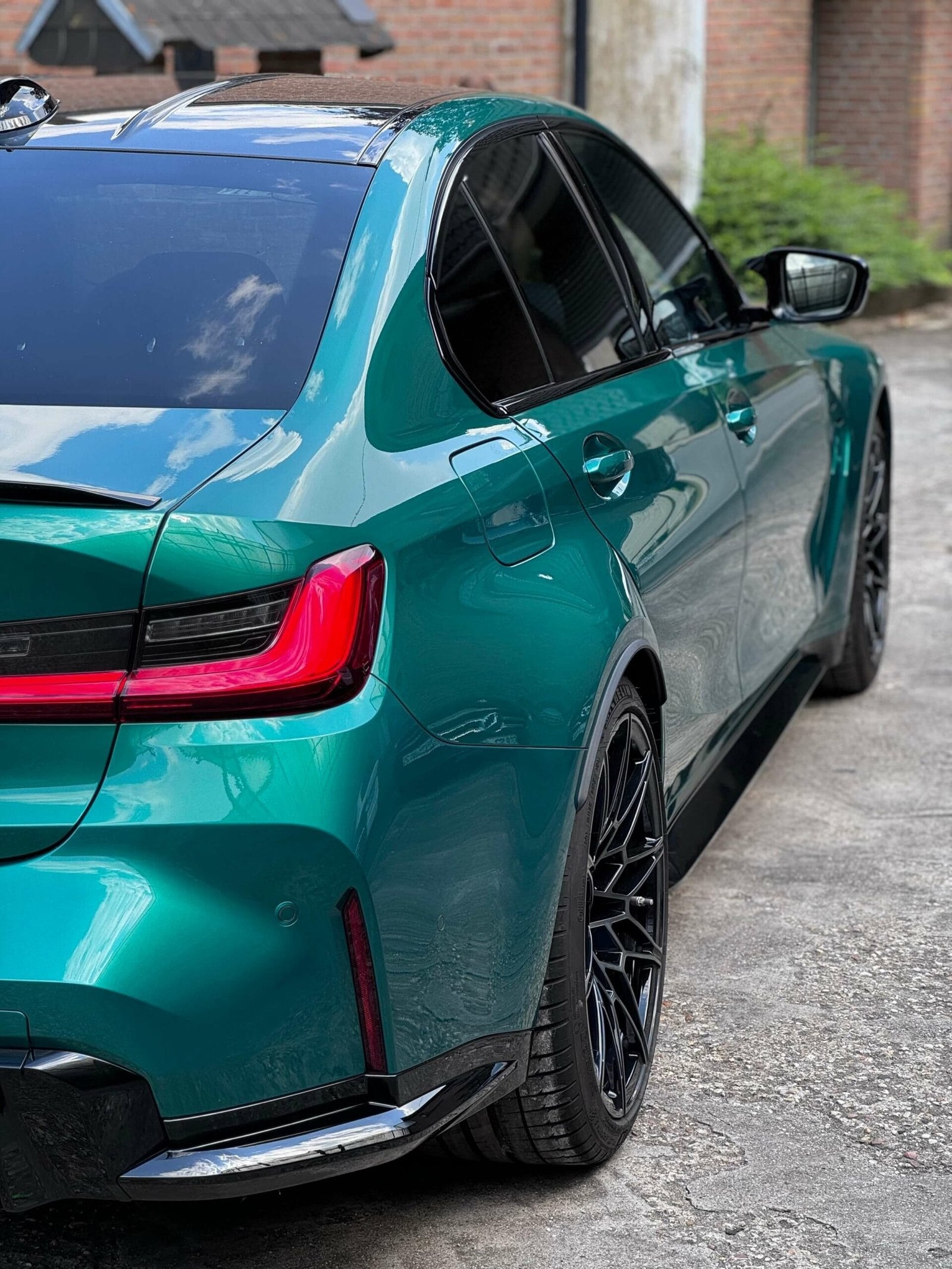 Seitliche Heckansicht eines BMW M4