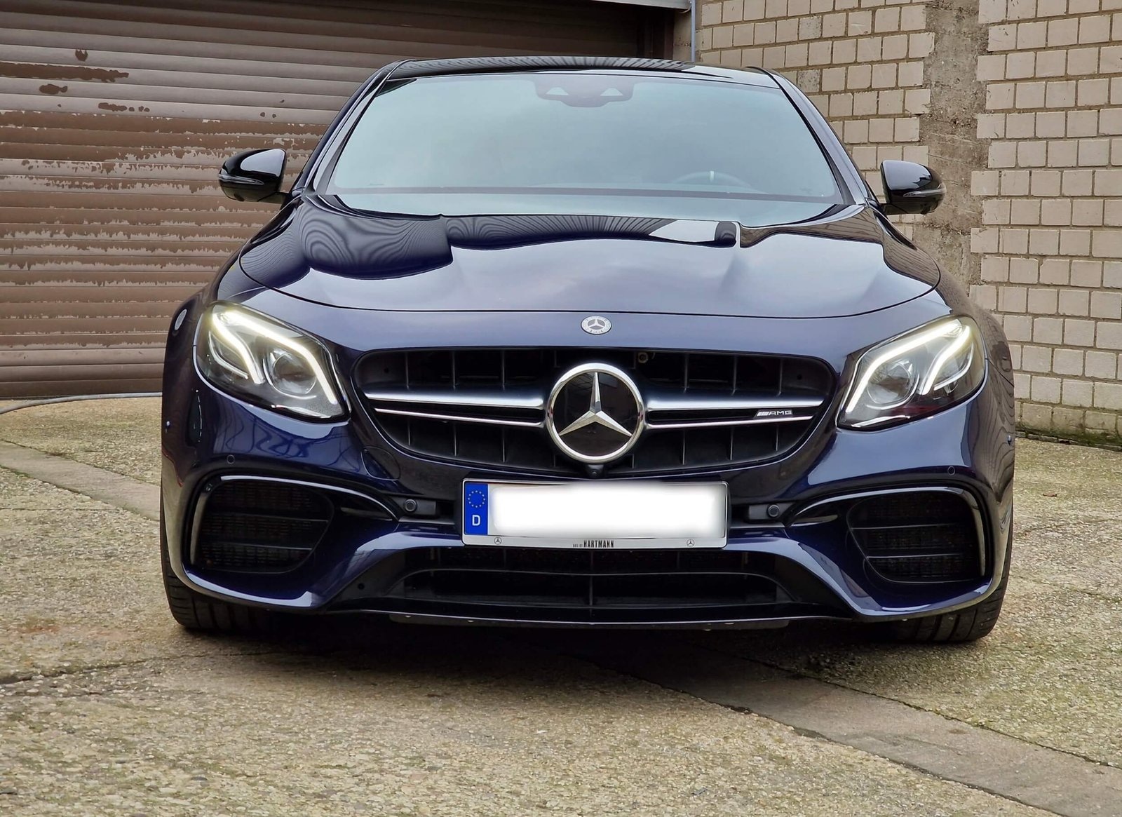 Dunkler Mercedes nach Autoaufbereitung
