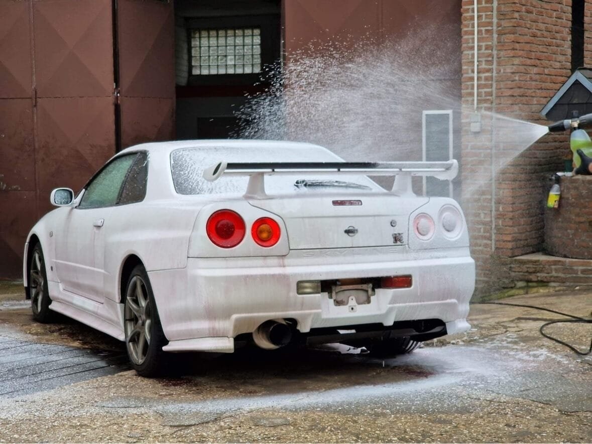 Nissan Skyline GT-R während der Vorwäsche mit Schaum