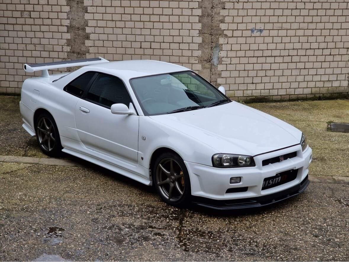 Seitenansicht eines weißen Nissan Skyline GT-R
