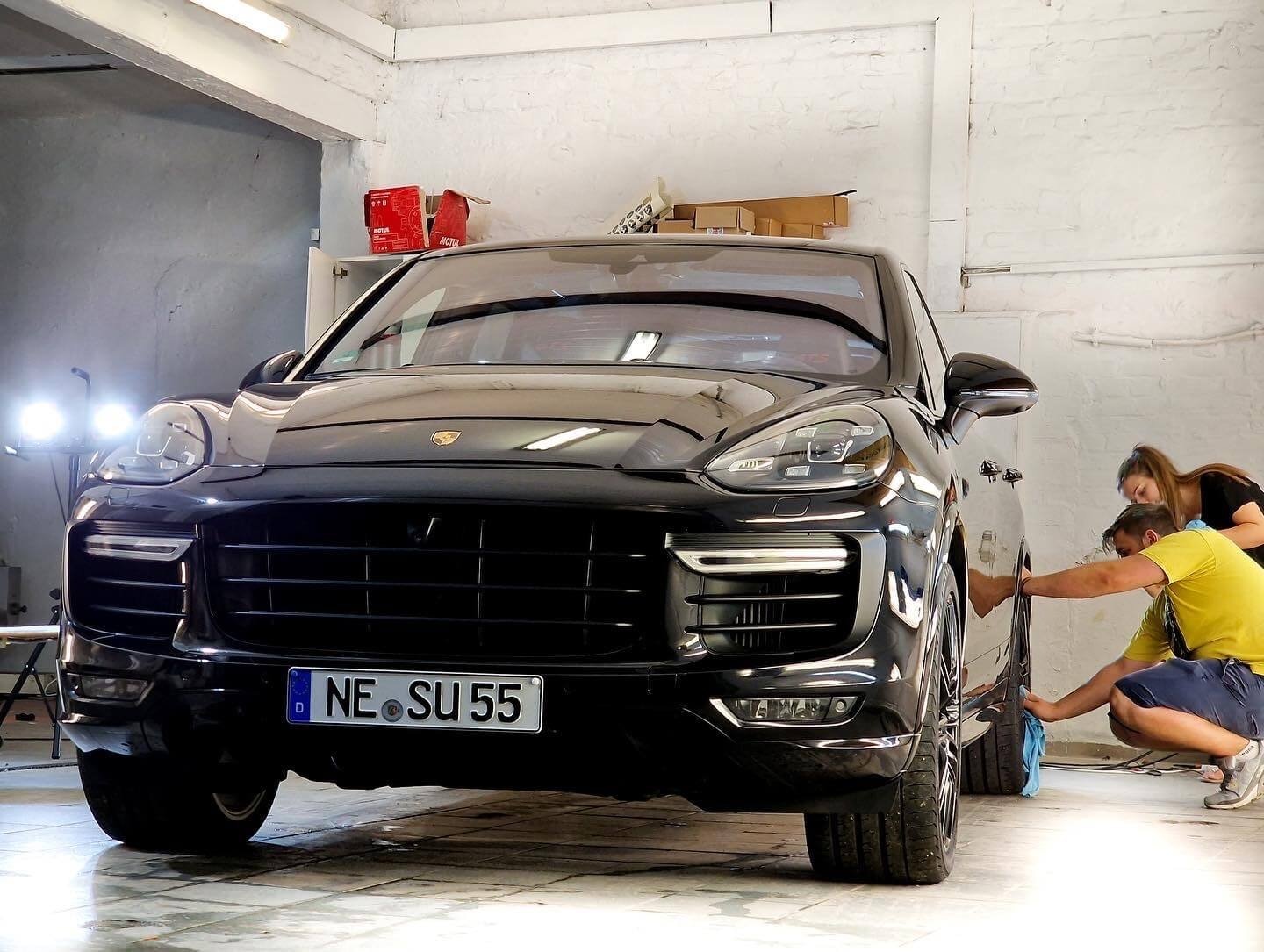 Front eines schwarzen Porsche Cayenne