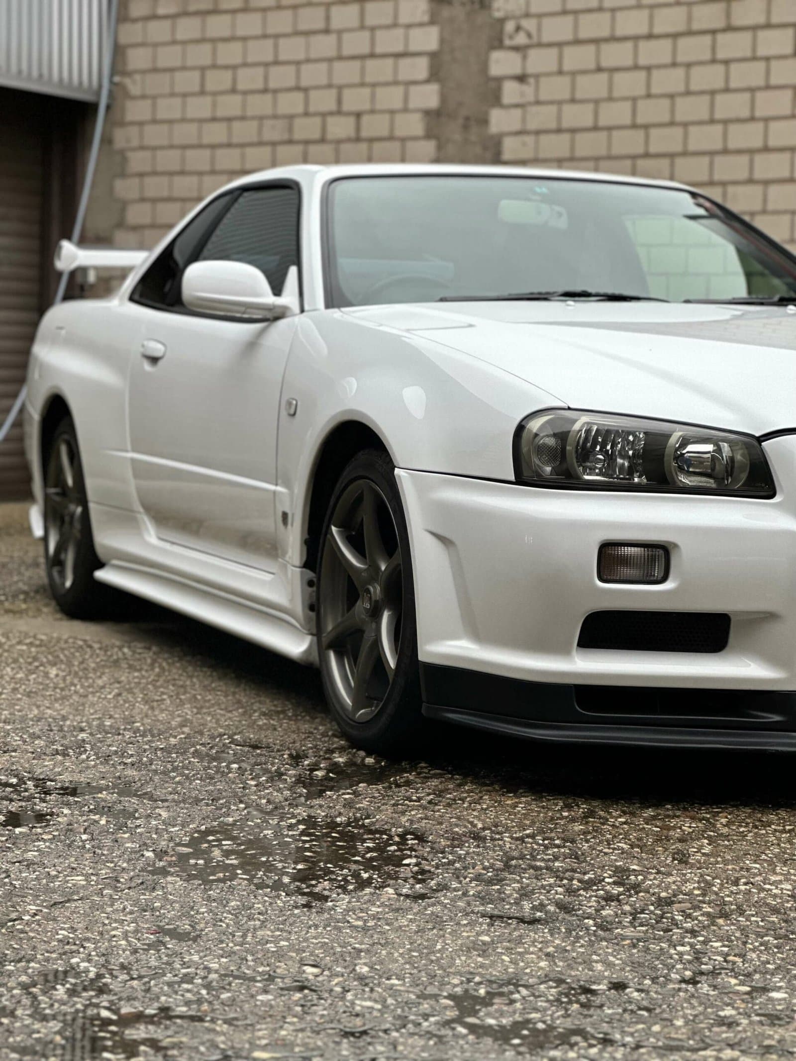 Weißer Nissan Skyline GT-R nach der Fahrzeugpflege bei GF Lukas