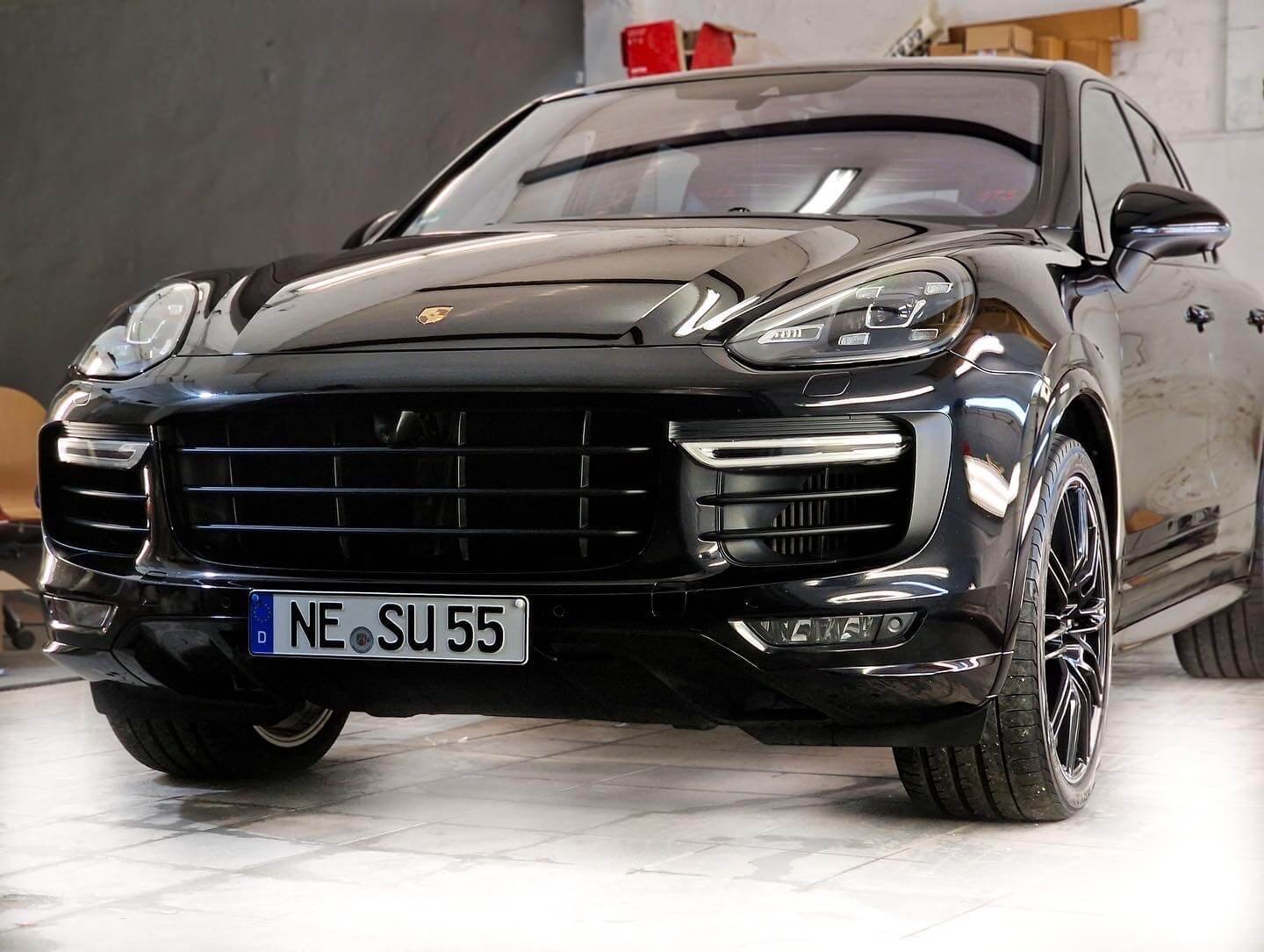Schwarzer Porsche Cayenne im Studio von GF Lukas