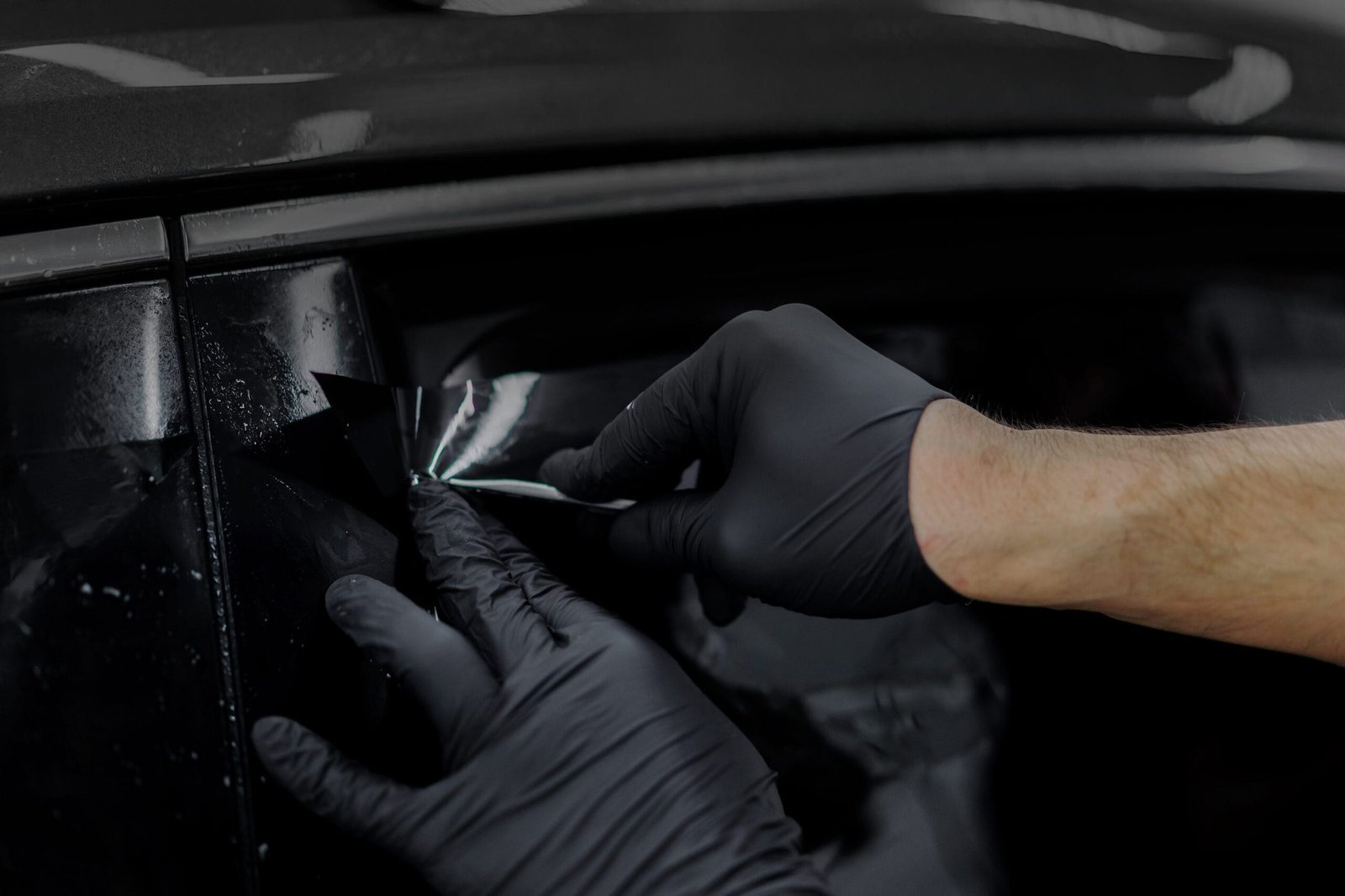 Getönte Autoscheibe mit sauberer Linienführung